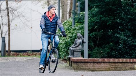 Dutch Prime Minister Mark Rutte on his way to a COVID crisis meeting : r/CyclingChennai