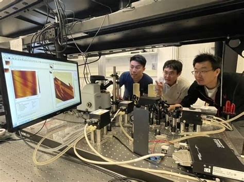 A scattering-type scanning nearfield optical microscope probes materials at the nanoscale