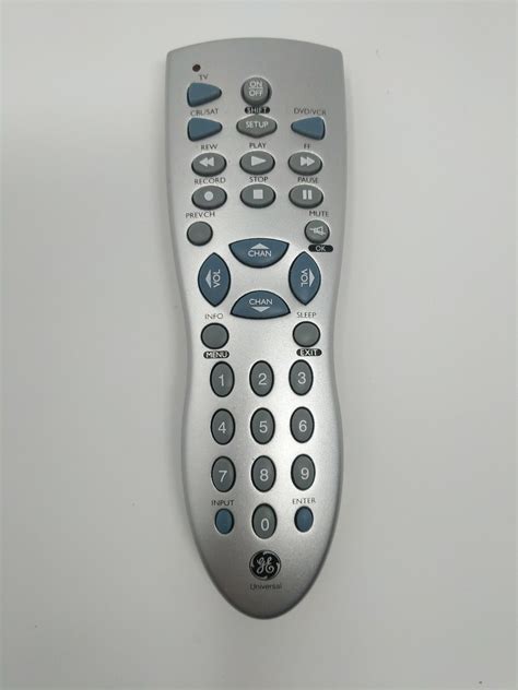 General Electric Universal Remote UMA4 AAA R0-3 1.5v - Remote Controls