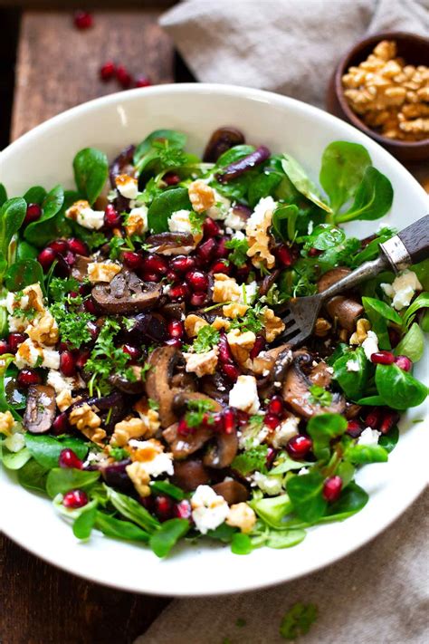 Feldsalat mit gebratenen Pilzen, Granatapfel, Feta und Walnüssen. Dieses schnelle Low Carb ...