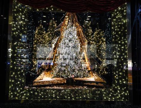 Bloomingdale's 59th Street, New York | Window display, Christmas window ...