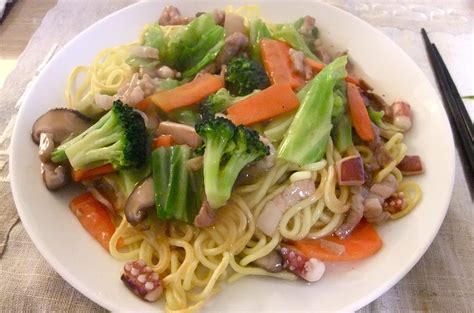 Subgum chow mein - contains vegetables and pork, chicken. | Subgum chow mein recipe, Chow mein ...