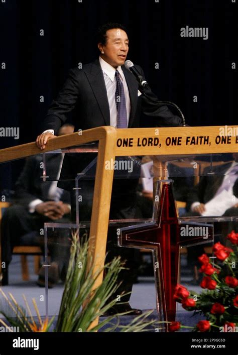 Smokey Robinson eulogizes Levi Stubbs during a funeral for the ...