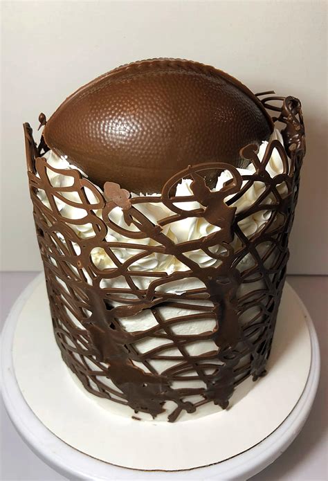 [Homemade] Melting chocolate mold and chocolate cage techniques on a strawberry and vanilla cake ...