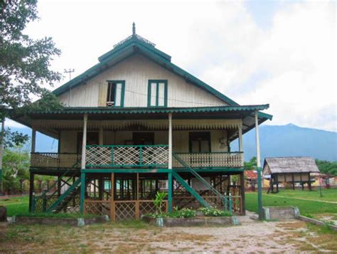 Rumah Adat Sulawesi Tengah - PESONA WISATA INDONESIA