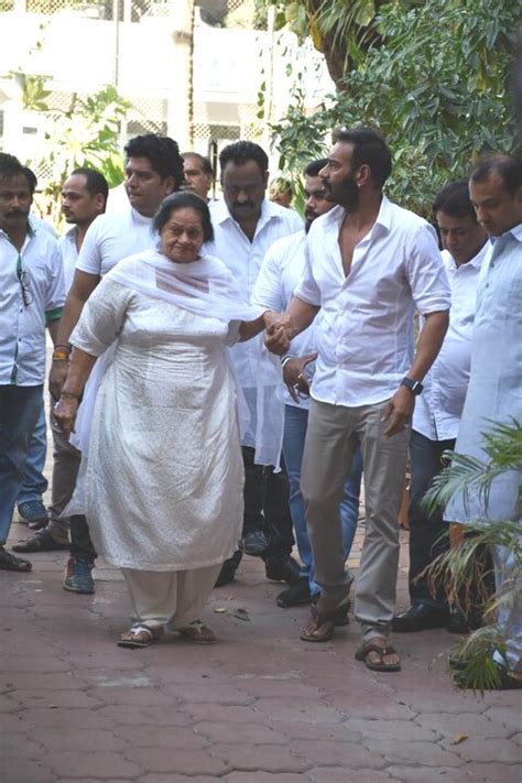 Veeru Devgan Prayer Meeting: Ajay Devgn Arrives With Wife Kajol, Mom ...