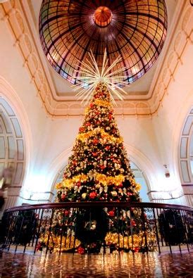 Australia's largest indoor Christmas tree lights up QVB | Girl.com.au