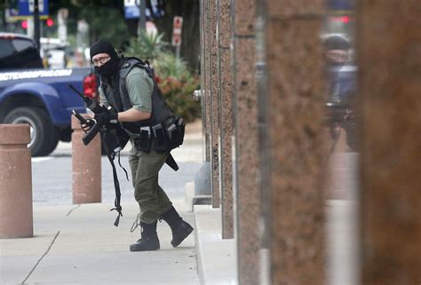 Dallas courthouse shooting photo by Tom Fox captures moment Brian Clyde ...