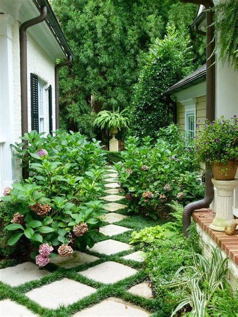 73 Cheap DIY Garden Paths Design Ideas | Traditional landscape, Side yard landscaping, Yard ...