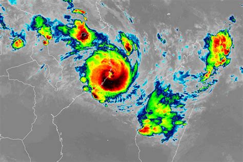 At least 17 die as cyclone lashes Mozambique, Malawi