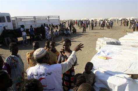 Sudan receives thousands of refugees from south of border | Middle East Eye