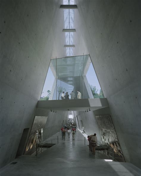 Gallery of Flashback: Yad Vashem Holocaust Museum / Safdie Architects - 11