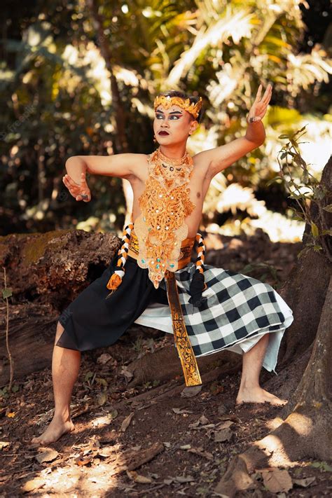 Premium Photo | Balinese dancers dance inside the forest while wearing golden crowns and golden ...