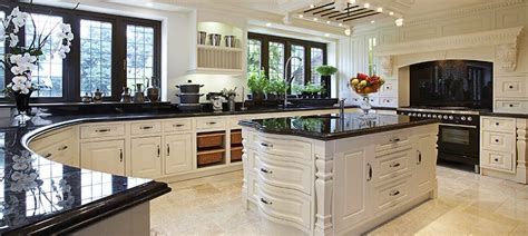 Classical kitchen with modern design integrated in a Georgian style