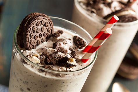 Easy Oreo Milkshake Recipe - Savored Sips