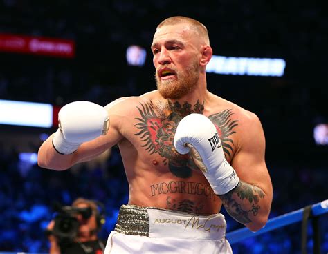 Conor McGregor entrena boxeo tras retirarse de las MMA