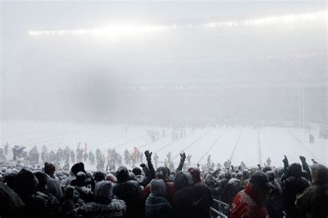 NFL Players Plow Through Snowy Football Fields | Fotografia ...