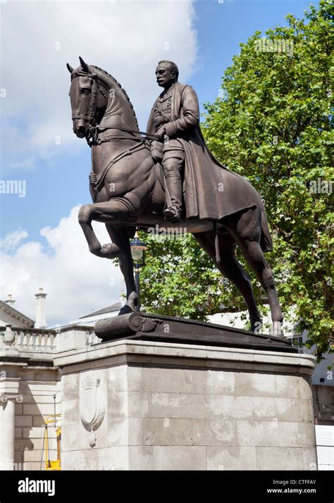 The earl haig memorial bronze equestrian statue hi-res stock ...