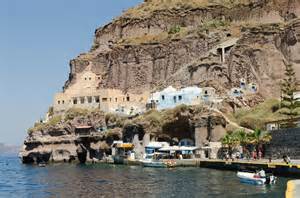 File:Traditional cave houses at Mesa Gialos - old harbour of Fira - Santorini - Greece - 03.jpg ...