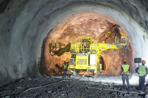 Drilling complete on Hai Van tunnel 2 project - Da Nang Today - News - eNewspaper