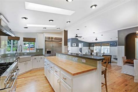 Great Idea 30 Beautiful Kitchen Ceiling Lighting Style Design Ideas https://dsgndcr.com/kitchen ...