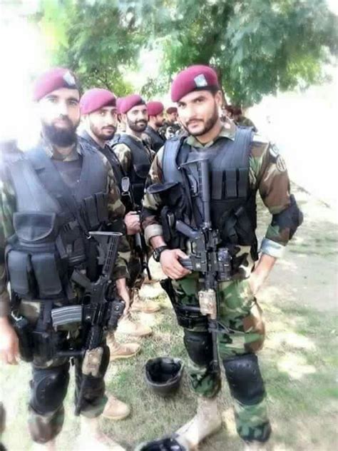 GrAcEfuL SSG CoMManDoS Of PaKisTaN ArMy !! Army Uniform, Men In Uniform ...