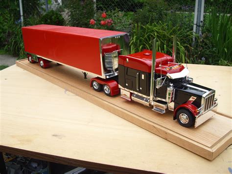 wouldn't be complete with out a covered wagon in the bunch, 1:24th scaled peterbilt for Rick ...