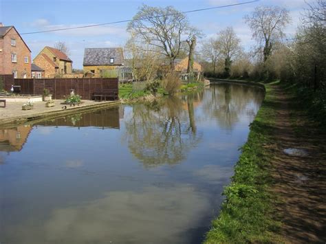 Oxford Canal Walk © Shaun Ferguson cc-by-sa/2.0 :: Geograph Britain and Ireland