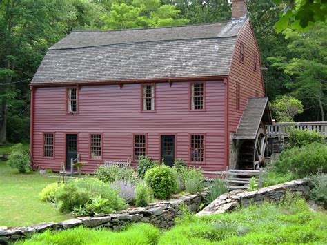 20 Examples of Homes with Gambrel Roofs (Photo Examples)