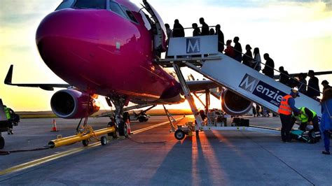 What's the fastest way to board an aeroplane? It's definitely not how ...