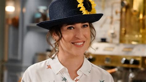 Mayim Bialik Reunites The Blossom Cast In Trailer For Her New Series ...