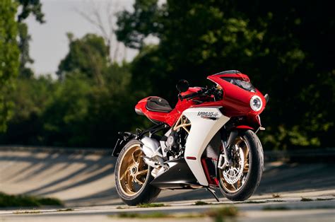 The 2021 MV Agusta Superveloce 800 Will Take on the Ducati Panigale With Style and Speed