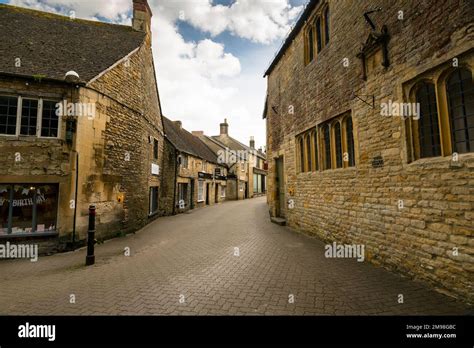 Medieval arched stone windows and mullions in the Cotswold market town of Stow-on-the-Wold Stock ...