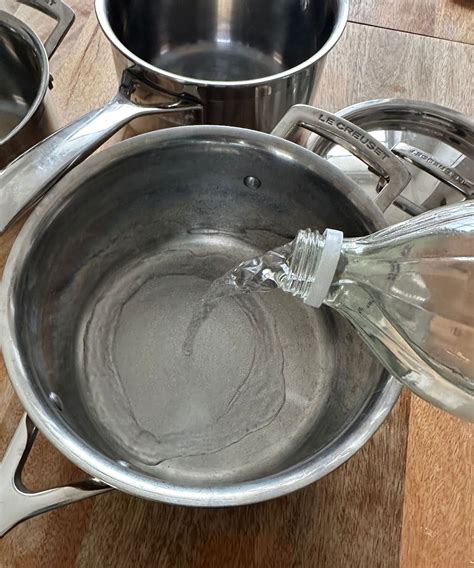 How to clean stainless steel pans with vinegar