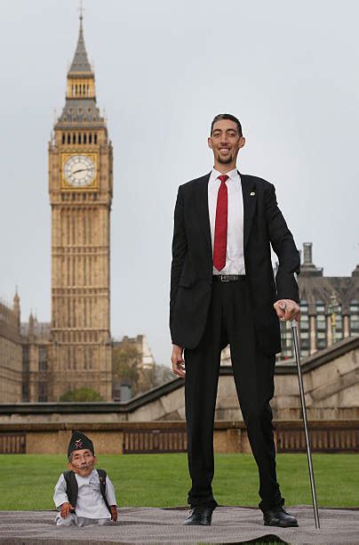 World's Tallest And Shortest Men Meet For Guinness World Records Day ...