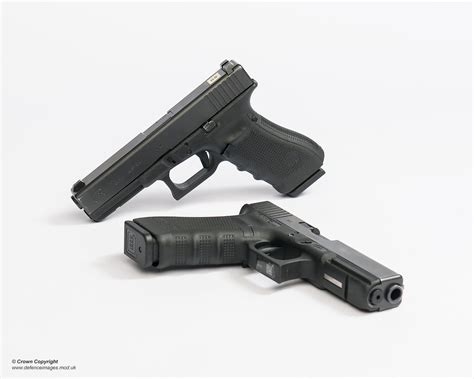 GLOCK 17 GEN 4 (L131A1) 9mm Pistol | Pictured are GLOCK 17 G… | Flickr