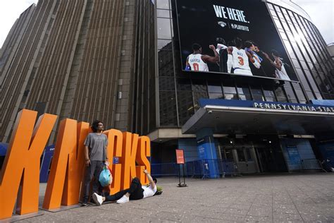 New York Knicks video: Chanting fans pile into MSG