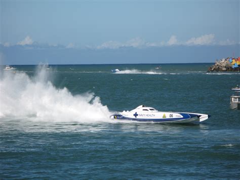 Free Image of Speedboat competing in an offshore race | Freebie.Photography