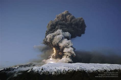 How do volcanos produce lightning? | Earth | EarthSky