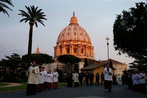 50 prison inmates tour Vatican Gardens, Sistine Chapel