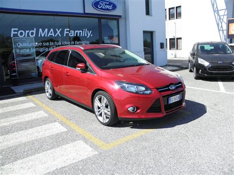 File:Ford Focus SW, Ruby Red Metallic 2014.JPG - Wikimedia Commons