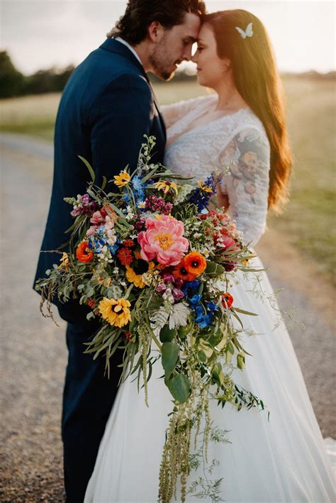 29 Wildflower Bouquet Ideas for Whimsical Brides