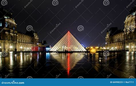 Louvre museum at night editorial stock photo. Image of pond - 66998223