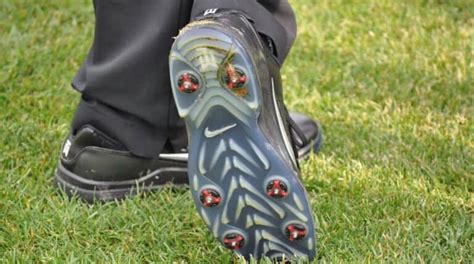 Do Golf Pros Wear Metal Spikes? But They are Banned!