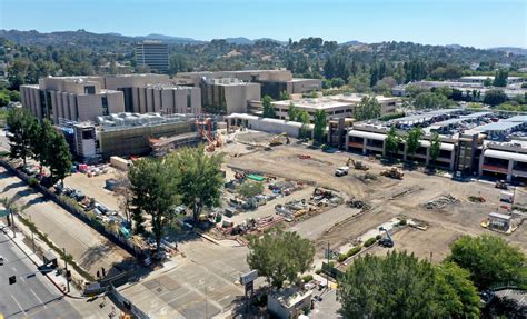 Kaiser Permanente’s Woodland Hills medical center is expanding. But with it, so are traffic and ...