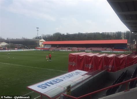 Ebbsfleet United players REFUSE to warm-up before facing Wrexham due to pay row | Daily Mail Online