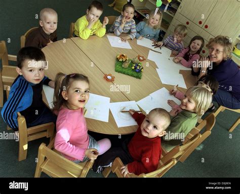 (dpa) - A group of children sit around a round table at the 'Hans und Stock Photo, Royalty Free ...