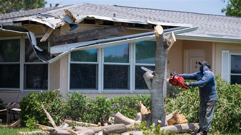 Tornado Strikes Near Palm Beach Gardens, Fla. - The New York Times