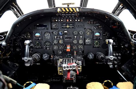 the Vulcan XH558 Cockpit | Militär