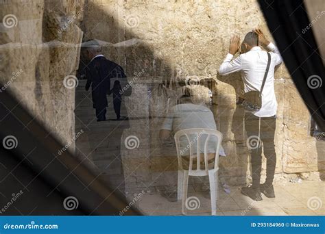 Israel - Gerusalem - Prayers at the Western Wall Editorial Image - Image of clothing, iron ...